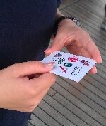 A participant holding a Ubuntu card featuring the 8 image side...